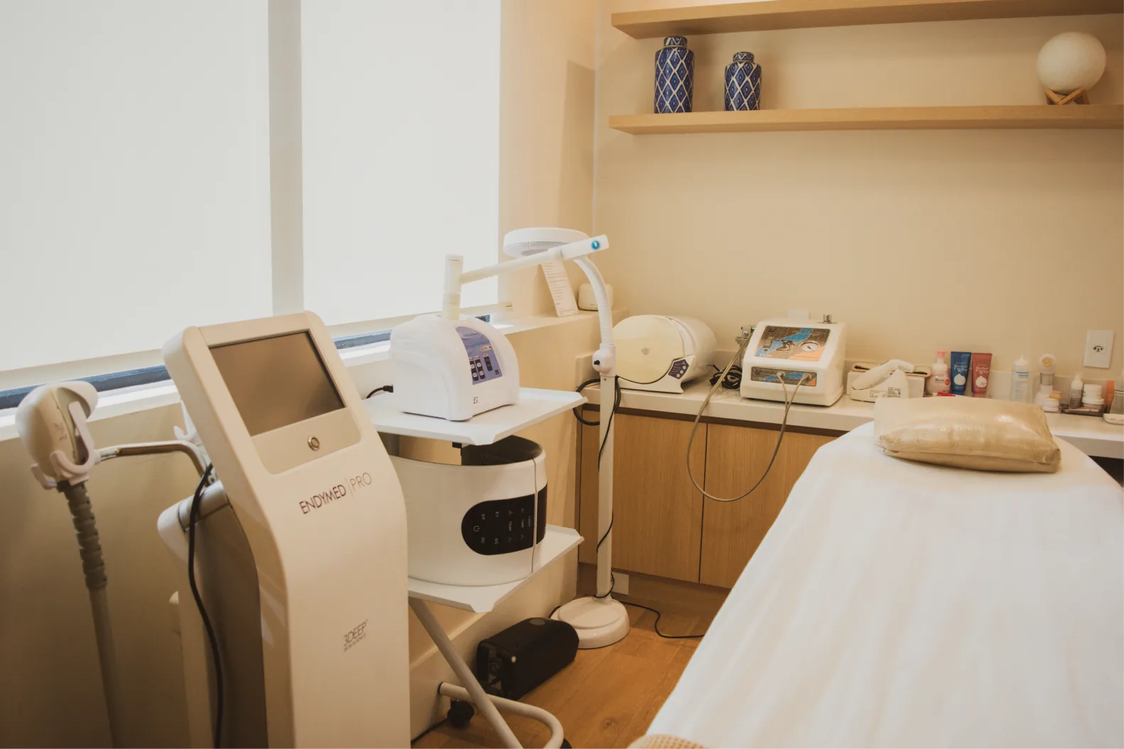 Sala de procedimentos da clínica, com maca e equipamentos