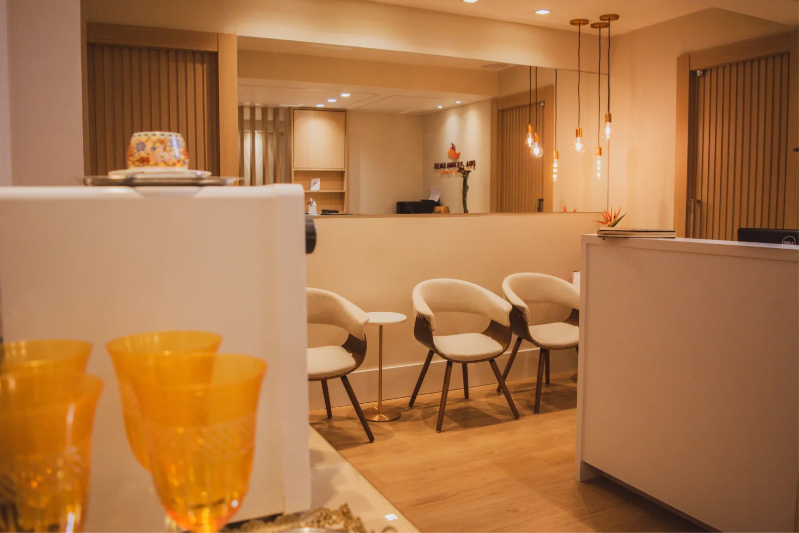 Sala de espera da clínica, com poltronas e balcão